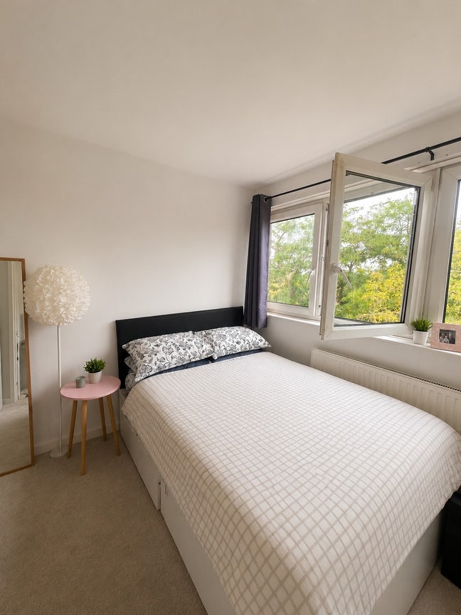 Very Large room 8min walk to station  Main Photo