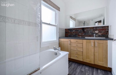 Double room available in a female flat Main Photo