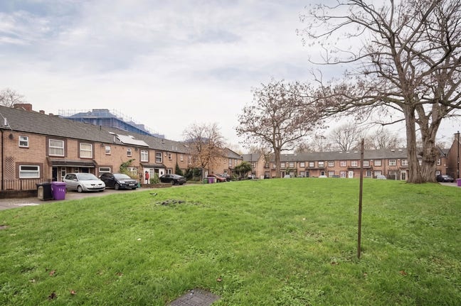 3 Bedroom End of Terrace House with Private Garden Main Photo