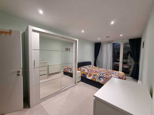 Ensuite double bedroom with its own balcony in E3 Main Photo