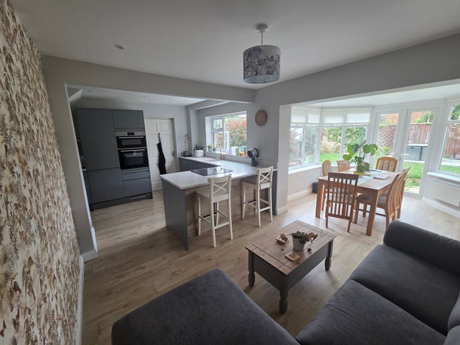 Double room avaliable in beautiful house Main Photo