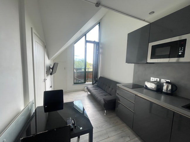 Unique Split-Level Studio, Newbury Town Centre Main Photo