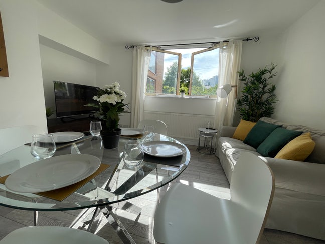 London Central 2 Bathroom Flat with Free Parking Main Photo