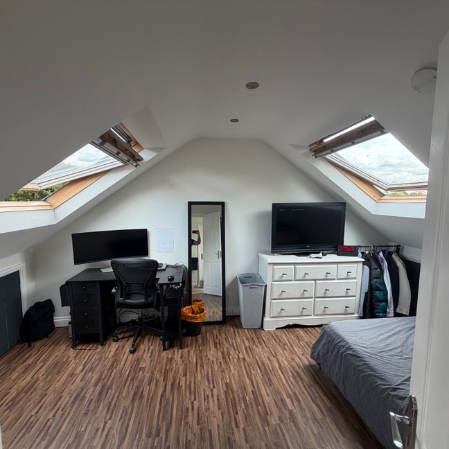 Double room in Spacious house in Guildford Main Photo