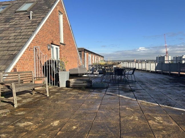 Double En-suite, great location, female flatmates Main Photo