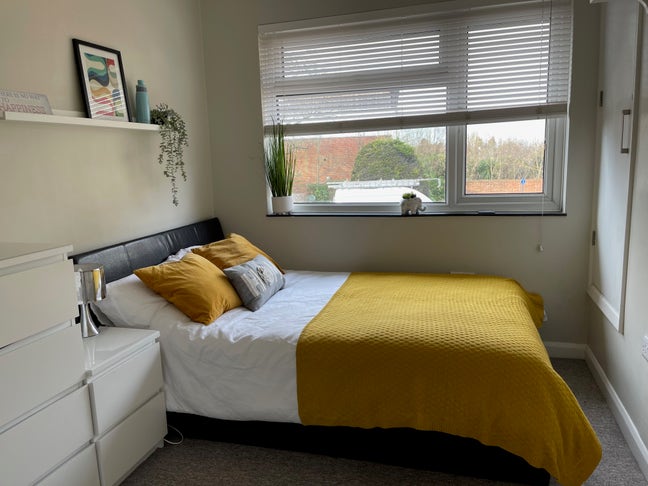 Lovely 1st Flr Bedroom in Professional Houseshare Main Photo
