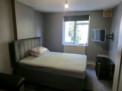 Spacious double room in garden flat 20-28th Aug Main Photo