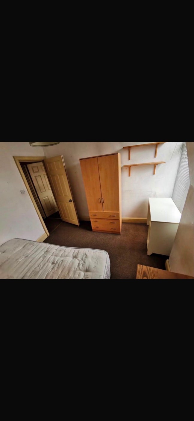 Spacious & Homely Room in Large 5-Bed House Main Photo