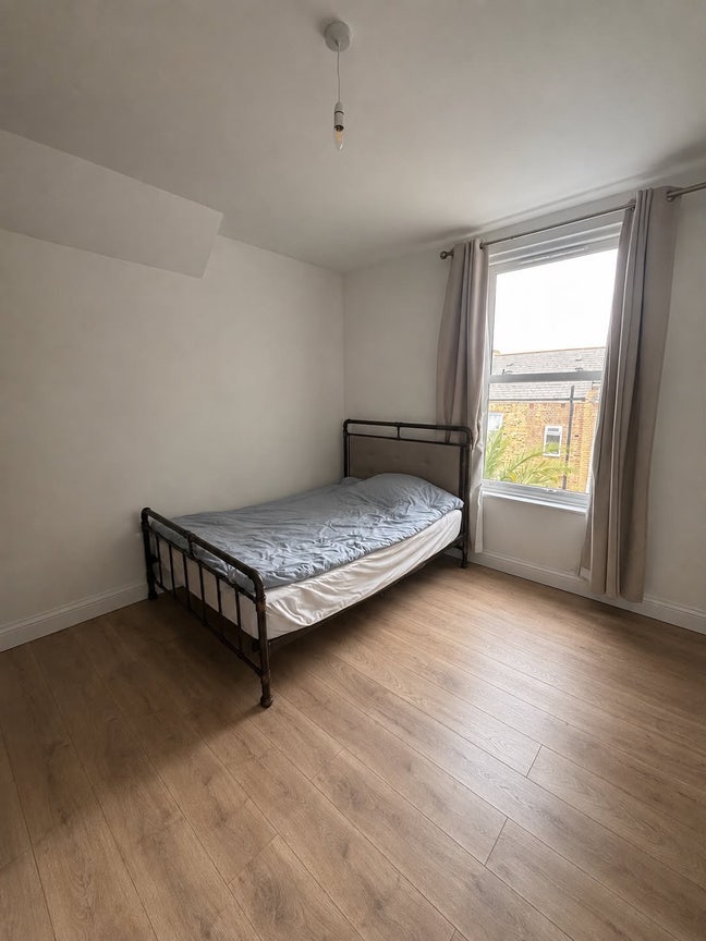 Large Double Room Available in Camberwell Main Photo