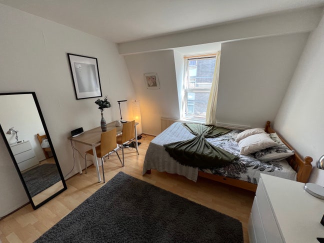 Beautiful master bedroom-share w 1 girl-3m Holborn Main Photo