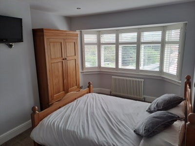 Large bay windowed furnished double bedroom  Main Photo