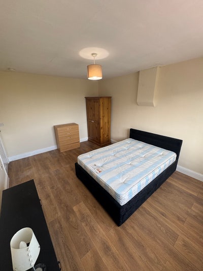 **Great Location**3 Doubles Available** Parking ** Main Photo
