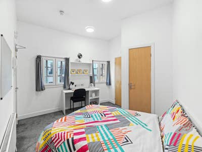 Large Ensuite Room Available Now Student Only! Main Photo