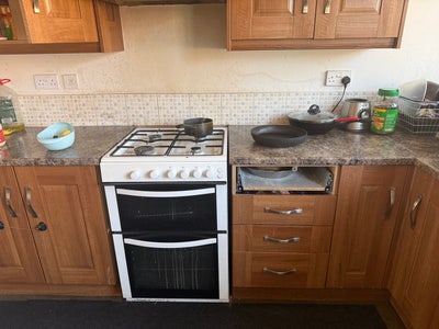 One bedroom available to rent for females only Main Photo