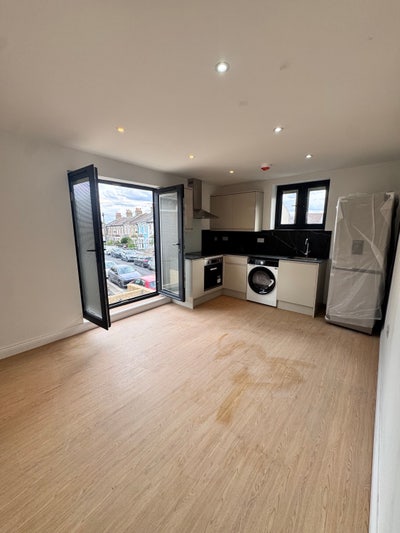 2 bed flat close to station & high street  Main Photo