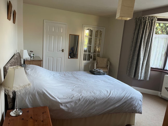 Double room/en-suite/lounge/kitchenette/parking.  Main Photo