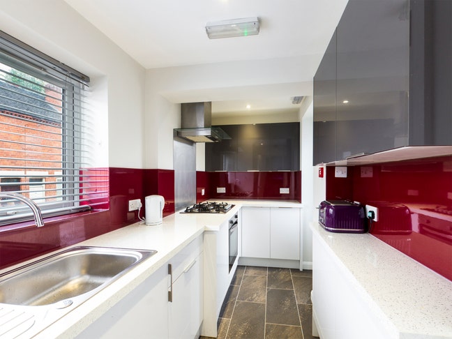 5 Bed House, Newcastle ST5 1NU, Avail Now Main Photo