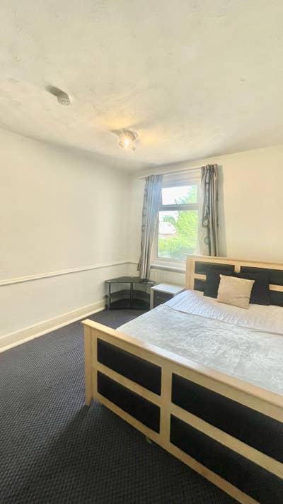 Spacious Dbl room, by bus stops and shops  Main Photo