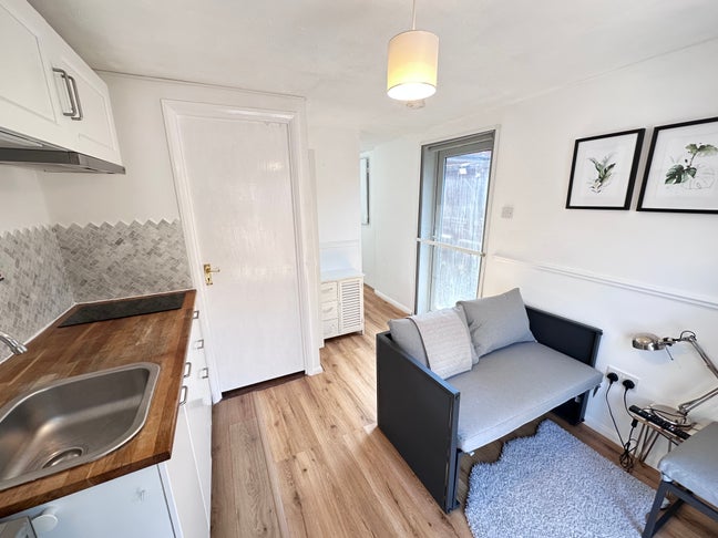 One Bed Flat, Thorpe, &pound;990 Pcm All Bills inc. Main Photo