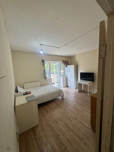 Large double Bedroom with Balcony in Bethnal Green Main Photo