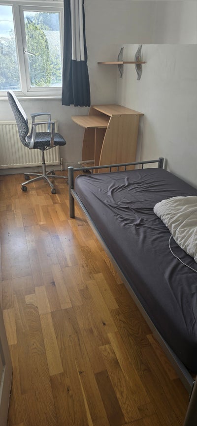 Room to Rent in Crawley near town center Main Photo