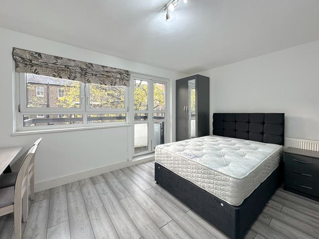 🏡 Spacious Rooms Available in West Kensington  Main Photo