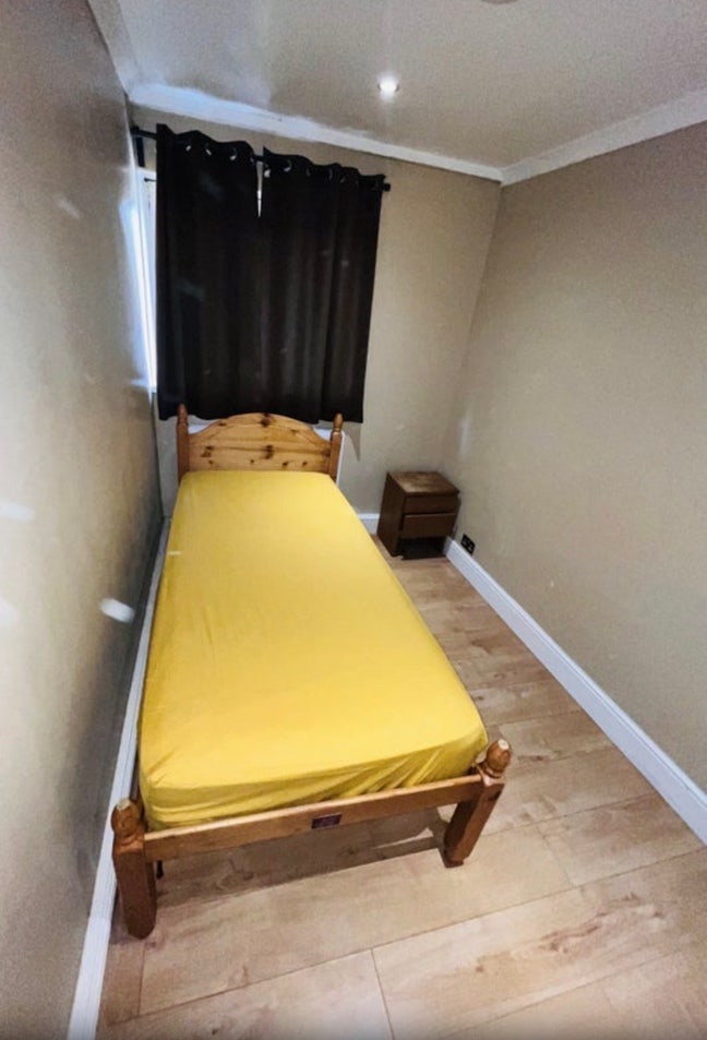 Furnished single room available for rent Main Photo