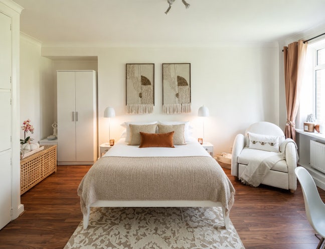 Beautiful Studio Flat in Warren Court Main Photo
