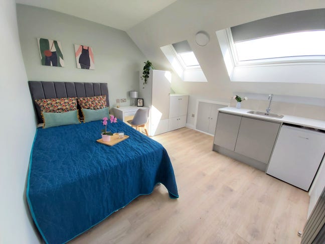 SM4 5EA -Super Double Ensuite/Kitchenette Free WIF Main Photo