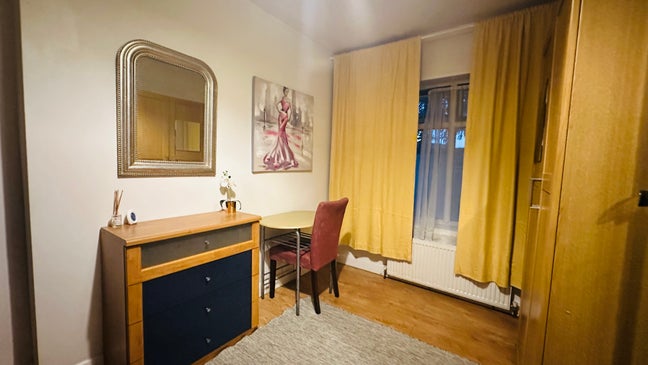 Large double room Neasden for a profesional &pound;650 Main Photo