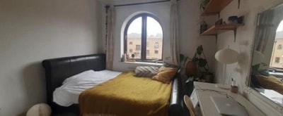 Lovely Double Room in E1W (Girlies only pls) Main Photo