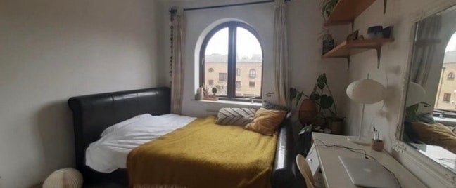 Lovely Double Room in E1W (Girlies only pls) Main Photo