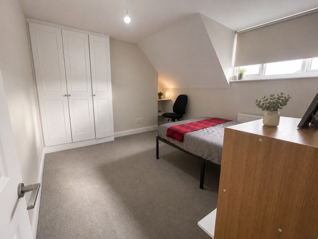  Spacious Double Room | All Bills Included | &pound;850 Main Photo
