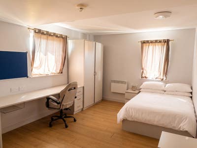 Bills included | Studio flat in Queensland Place Main Photo