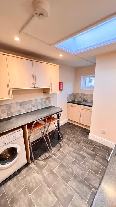 Spacious 4-Bedroom flat in Prime Bishopston Main Photo