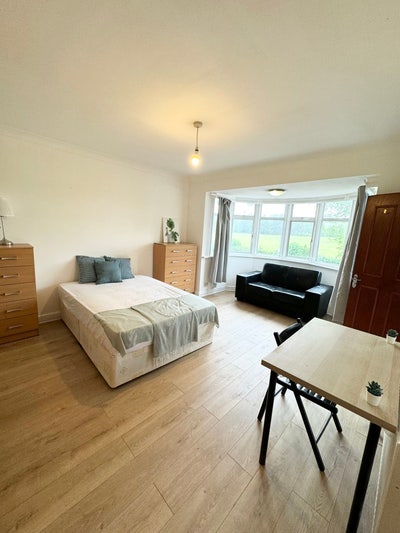 Massive Double Ensuite, in Front of Gladstone Park Main Photo