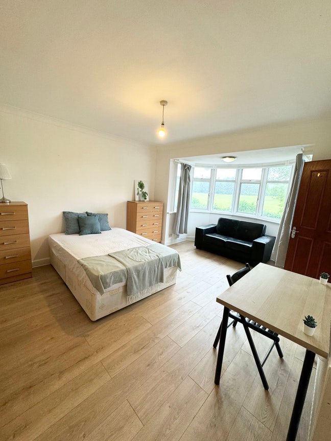 Massive Double Ensuite, in Front of Gladstone Park Main Photo