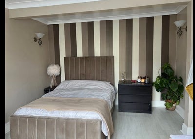 Extra large double room - fully furnished  Main Photo
