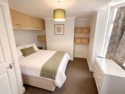 Private Home | Town Centre | Whole House or Rooms Main Photo