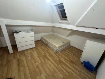 Attic Room 10' to Westfield Shopping Center Main Photo