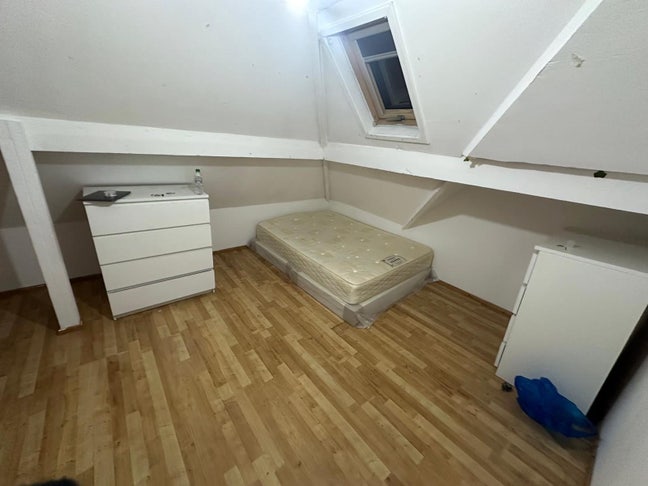 Attic Room 10' to Westfield Shopping Center Main Photo