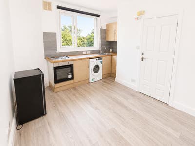 Refurbished Studio to rent in Croydon CR0 Main Photo