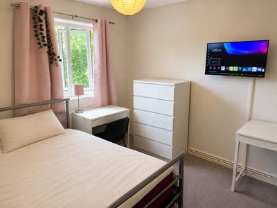 Big Room  🌿 Balcony 🚆 Mile End  & Whitechapel✨ Main Photo