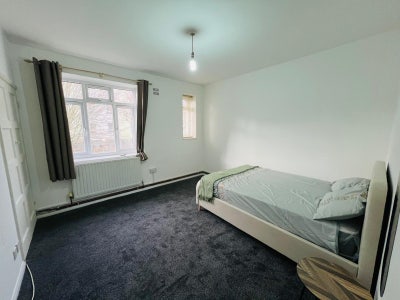 Spacious Double Room – E1 5RU Main Photo