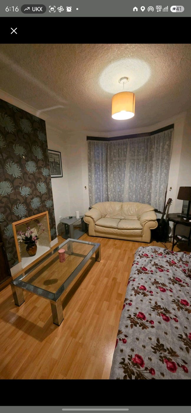 Spacious room available to let in family house  Main Photo