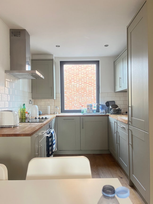 Bright and Cozy Double Room in Wimbledon Main Photo