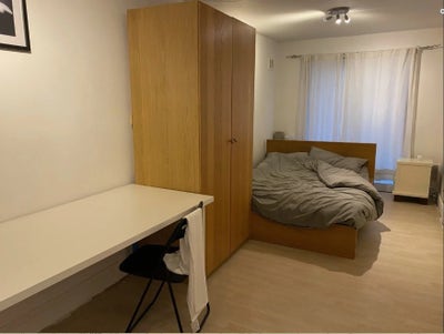 Spacious Master Double Room to let Greenford UB6  Main Photo