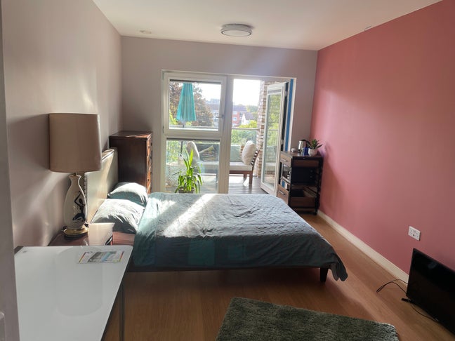 Fab room with ensuite/patio/gym (Band C) Main Photo