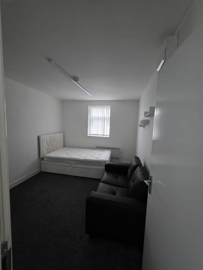 Double Room is available for rent in - L13 8AT Main Photo