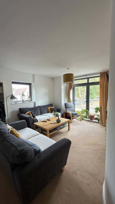 Double room with private bathroom on quiet estate Main Photo